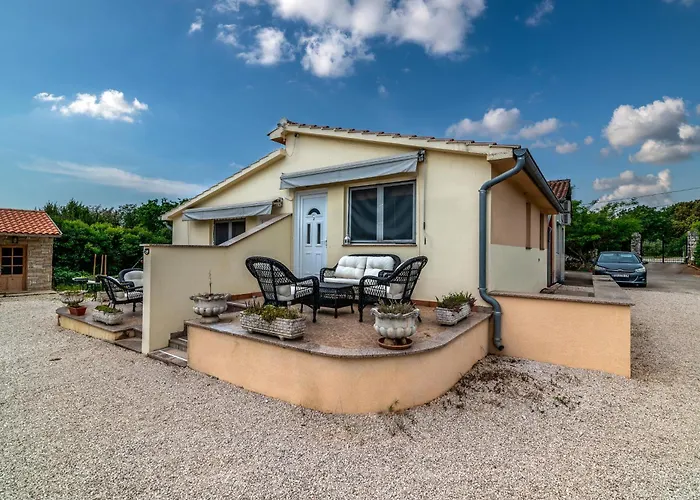 With Parking Space - 22740 ロヴィニ